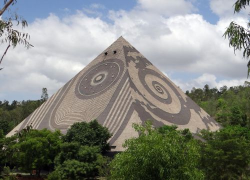 Milžiniška Piramidė, Meditacija, Joga, Piramidės Slėnis, Karnataka, Indija