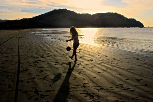 Mergaitė, Futbolas, Saulėlydis, Papludimys, Vandenynas, Kosta Rika, Žongliravimas