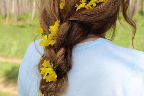 Mergaitė, Kaklaraištis, Gėlės Jos Plaukuose, Plaukai, Geltonos Gėlės