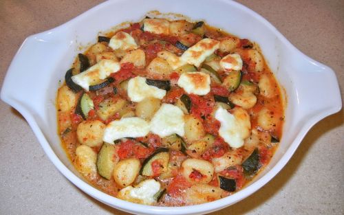 Gnocchi, Pomidorai, Cukinija, Buivolų Mozzarella, Žolelės