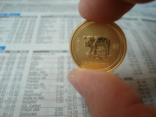 Auksas, Auksinė Moneta, Pinigai Ir Pinigų Ekvivalentai, Valiuta, Ekonomika, Prekė, Ranka, Laikraštis, Krizė, Tvirtas, Pinigai