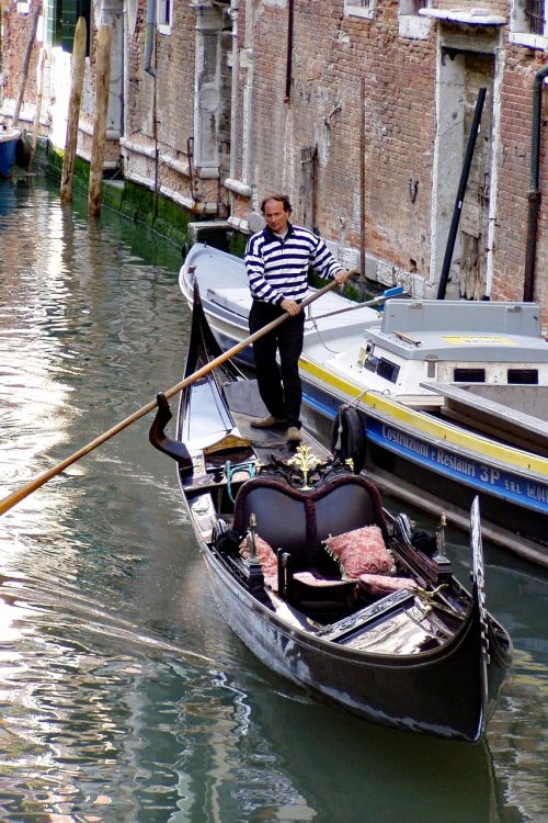 Gondola, Kanalas, Venecija, Italy, Gondolieris, Taksi, Turizmas, Miestas, Vanduo, Pastatai, Atspindys, Valtis, Vandens Kelias, Kelias
