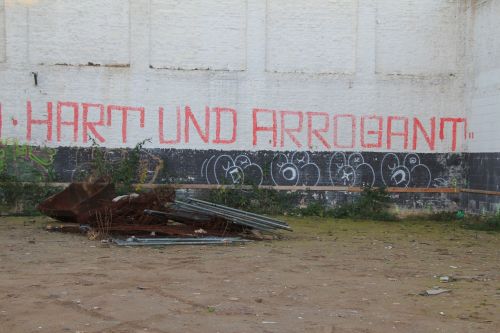 Grafiti, Sunku, Arogantiškas, Siena, Be Žodžių