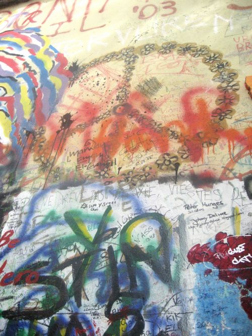Grafiti,  Taika,  Siena,  Gėlė,  Hipis,  Dažyti,  Purškimas & Nbsp,  Dažai,  Yin & Nbsp,  Yang,  Rašyti,  Parašyta,  Balsas,  Kalbėti,  Žodžiai,  Keisti,  Teisingumas,  Visuomenė,  Meilė,  Viltis,  Miestas,  Miesto,  Menas,  Prague,  Čekija & Nbsp,  Respublika,  Graffiti Taikos