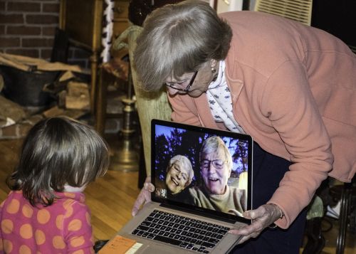 Seneliai, Anūkai, Nuotolinis, Skype, Video, Šeima, Šypsosi