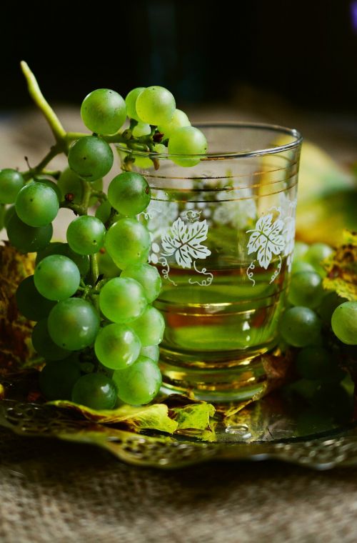 Vynuogės, Vynas, Baltas Vynas, Vyno Taurė, Vaisiai, Vynuogių Auginimas, Vaisiai, Žaliosios Vynuogės, Vynuogynai, Ruduo, Auksas, Lapai, Alkoholis, Naudos Iš