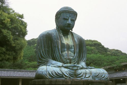 Puiki Buda, Kōtoku-In Šventykla, Kamakura, Japonija, Monumentalios Bronzos Statula, Skulptūra, Bronza, 1252, 13 Metrų Aukščio, Budistinis, Budizmas, Išmintis, Kultūra, Tikėjimas, Religija, Buda, Amitabha Budos, Žinoma Piktograma, Dieviškumas, Malda, Meno Kūrinys, Ramybė, Atsipalaidavimas, Filosofija, Pabudimas, Meditacija, Medituoti, Zen, Ramybė, Atsipalaiduoti, Medžiai, Kalnas, Asija, Tapetai