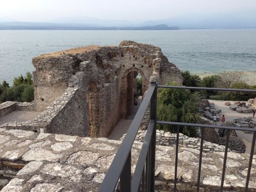 Katilo Griovys, Išlieka, Romėnų Miestas, Ežero Garda