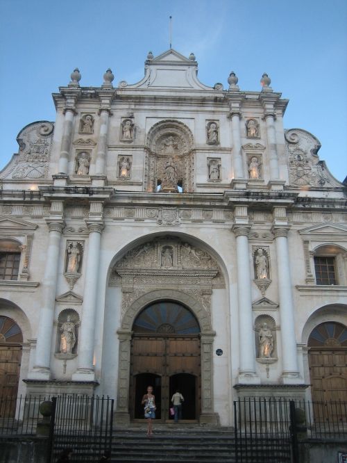 Gvatemala, Bažnyčia, Spąstus