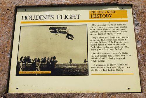 Houdini,  Skrydis,  Kastuvai & Nbsp,  Poilsio,  Australia,  Haris Houdini Memorialas