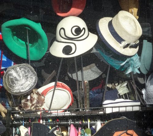 Skrybėlę,  Skrybėlės,  Mada,  Mados,  Madinga,  Stilius,  Stilingas,  Vintage,  Klasikinis,  Moteris,  Moterys,  Lady,  Moterys,  Mergaitė,  Mergaitės,  Antrinės Rankos Parduotuvės Lango Skrybėlės