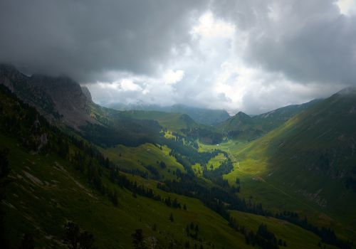 Highland, Žalias, Žolė, Kraštovaizdis, Gamta, Medžiai, Augalai, Kelias, Tamsi, Debesys, Dangus