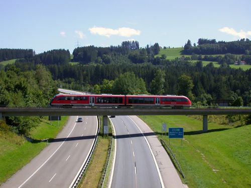 Greitkelis, Traukinys, Tiltas, Kelionė, Atrodė, Geležinkelis, Geležinkelio Tiltas, Gleise, Geležinkelių Transportas, Virš Žemės, Allgäu, Deutsche Bahn, Raudona, Geležinkelio Bėgiai, Geležinkelio Bėgiai, Geležinkelio Linija