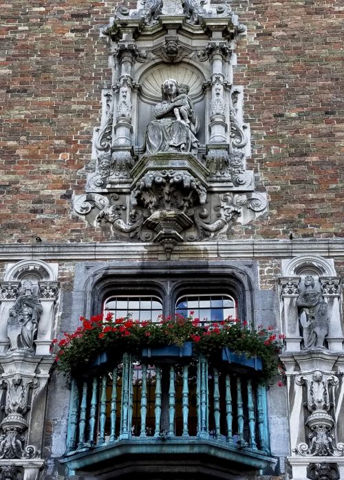 Bruges,  Belgija,  Bažnyčia,  Gėlė,  Plytos,  Architektūra,  Raudona,  Langas & Nbsp,  15 Amžiuje,  Senovės,  Istorinis Bažnyčios Langas