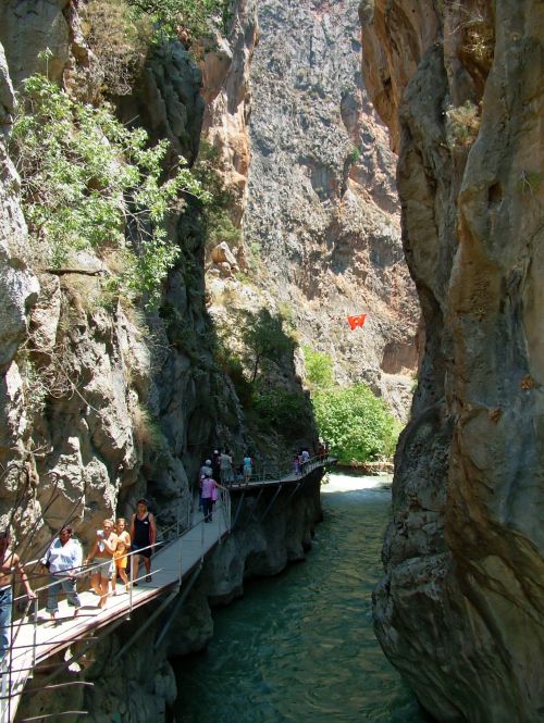 Žmonės,  Poilsiautojai,  Turizmas,  Upė,  Uolos,  Kelias,  Vaikščioti,  Vėliava,  Medžiai,  Akmuo,  Rockface,  Kelionė,  Atostogos,  Turistinis,  Vasara,  Asmuo,  Šventė,  Kelionė,  Šeima,  Laisvalaikis,  Linksmas,  Linksma,  Pritraukimas,  Lauke,  Šešėlis,  Bėgimas & Nbsp,  Vanduo,  Ripples,  Bangos,  Poilsiautojai 1