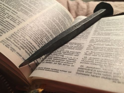 Šventoji Biblija, Vinis, Nusikaltimas, Nagų Kryžius, 9 Colių Nagai
