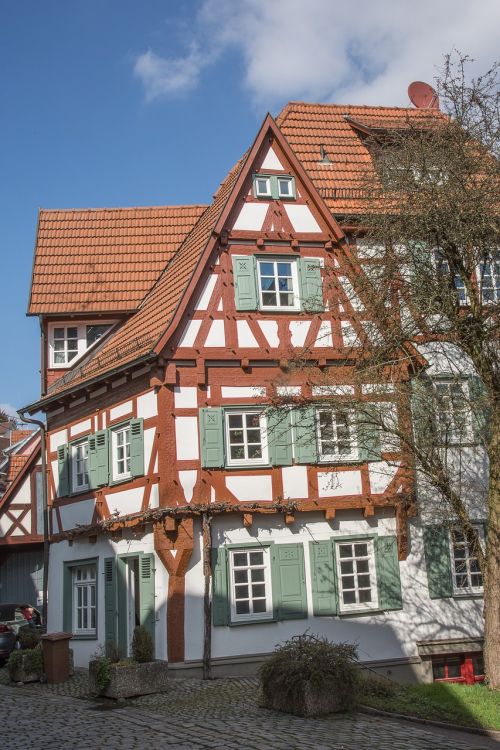 Namai, Santūra, Viduramžiai, Esslingen