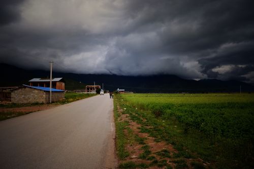 Yunnan Provincijoje, Kelias, Tamsus Debesis
