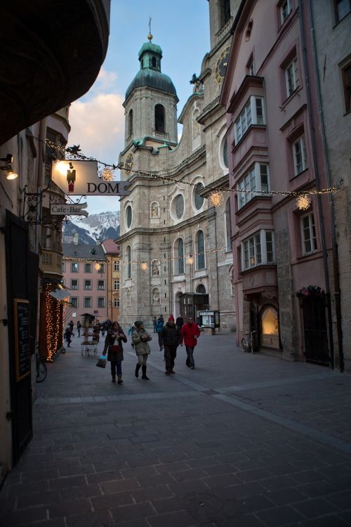 Innsbruck, Miestas, Austria, Žiema, Vakaras, Bazilika, Turistai, Gatvės Ženklai, Kalėdų Žiburiai