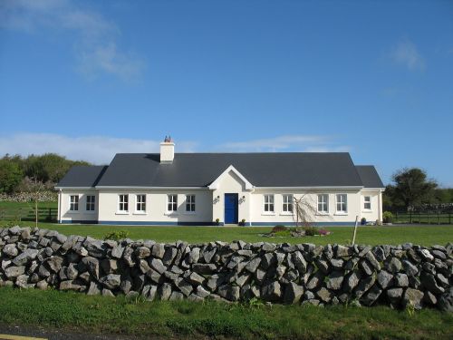 Namas, Airija, Kraštovaizdis, Akmeninė Siena