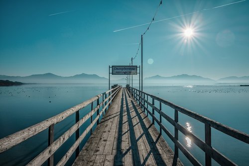 Prieplauka,  Chiemsee,  Boardwalk,  Pier,  Atostogos,  Laivybos,  Investuotojams,  Nuotaika,  Laisvalaikis,  Bavarija,  Vandens,  Tolima,  Ežeras,  Pobūdį,  Kraštovaizdis,  Anchorage,  Vandenys,  Kalnai,  Alpine,  Turizmas,  Kelionė