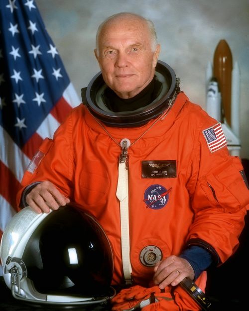 John Herschel Glenn, 1921 M. Liepos 18 D ., Gruodžio 8 D. 2016 M ., Amerikietis, Aviatorius, Inžinierius, Astronautas, Jungtinės Amerikos Valstijos Senatorius, Ohio, Vasaris 20 - 1962, Draugystė 7, Gyvsidabris Septyni, Nasa, 1959, Pirmieji Amerikietiški Astronautai, Projektas Gyvsidabris, Cambridge Ohio, Oficialus Portretas, Senatorius