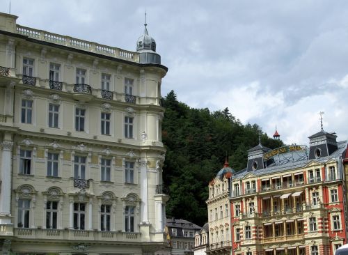 Karlovy Variuosi, Viešbučiai, Pastatai