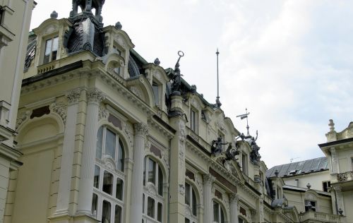Karlovy Variuosi, Viešbutis, Išgalvotas, Langai