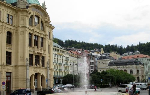 Karlovy Variuosi, Pastatai, Fontanas