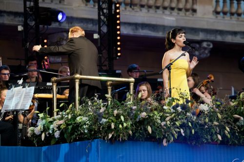 Katie Melua, Koncertas, Dainuoti, Dirigentas, Anthony Inglis, Bakingemo Rūmai, Karūnavimo Gala