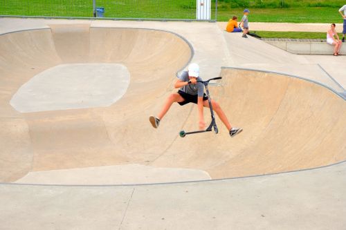 Kickboard, Triukas, Čiuožėjas, Volas, Roll, Vairuoti, Berniukas, Sportiškas, Lenta, Linksma, Sportas, Laisvalaikis, Malonumas, Šokinėti, Augalas, Akrobatika, Įtampa, Megztinis, Drąsus, Išdrįso, Drąsos, Vaikai, Rizika, Kritimas, Pavargę Nuo Gyvenimo, Žmogus, Pavojingas, Figūra, Pabūti, Judesių Amplitudė, Balansas, Įveikti, Koncentracija, Rizikuoti, Parcour