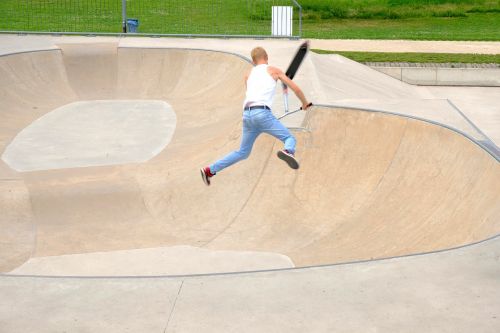 Kickboard, Triukas, Čiuožėjas, Volas, Roll, Rodyti, Žiūrovai, Mokytis, Vairuoti, Berniukas, Sportiškas, Lenta, Linksma, Sportas, Laisvalaikis, Malonumas, Šokinėti, Augalas, Akrobatika, Įtampa, Megztinis, Drąsus, Išdrįso, Drąsos, Vaikai, Rizika, Kritimas, Pavargę Nuo Gyvenimo, Žmogus, Pavojingas, Figūra, Pabūti, Judesių Amplitudė, Balansas, Įveikti, Koncentracija, Rizikuoti, Parcour