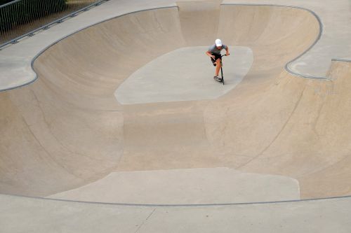 Kickboard, Triukas, Čiuožėjas, Volas, Roll, Rodyti, Žiūrovai, Mokytis, Vairuoti, Berniukas, Sportiškas, Lenta, Linksma, Sportas, Laisvalaikis, Malonumas, Šokinėti, Augalas, Akrobatika, Įtampa, Megztinis, Drąsus, Išdrįso, Drąsos, Vaikai, Rizika, Kritimas, Pavargę Nuo Gyvenimo, Žmogus, Pavojingas, Figūra, Pabūti, Judesių Amplitudė, Balansas, Įveikti, Koncentracija, Rizikuoti, Parcour