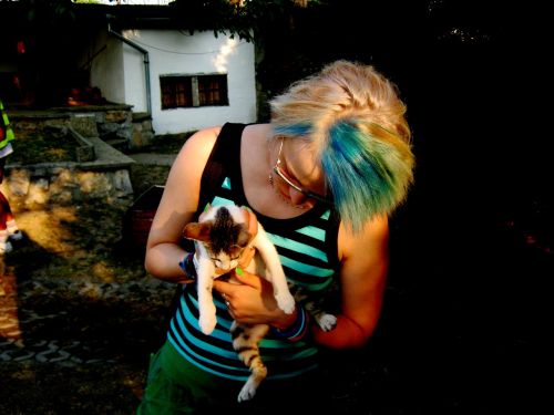 Kačiukas, Mėlyni Plaukai, Katė