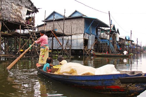 Kompong Phluk Kompong, Kelionė, Kaimas, Plaukiojantieji, Siem Grižti, Kambodža, Tonlės Sidro Ežeras, Ežeras, Vanduo, Valtis, Vietos, Moteris, Žvejyba, Slenkamasis, Kelionė, Medinis, Atogrąžų, Asija, Tradicinis