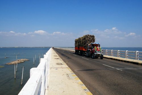 Krishna Upė, Tiltas, Traktorius, Priekaba, Cukranendrė, Transportas, Karnataka, Indija