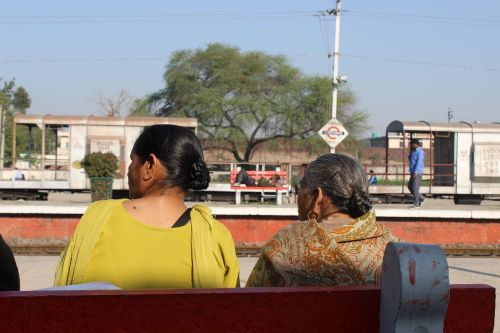 Moterys, Laukimas, Senas, Moteris, Asmuo, Traukinių Stotis, Punjab, Indija