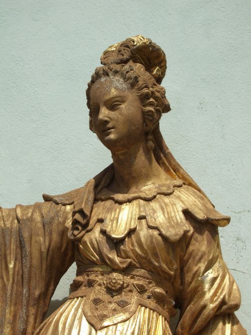 Lady, Statula