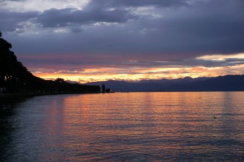 Ežeras, Garda, Vanduo, Šventė, Bankas, Gamta, Italy, Ežero Vaizdas, Žalias, Saulėlydis, Lago Di Garda, Romantiškas, Laisvalaikis