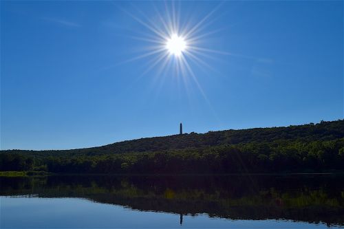 Ežeras, Saulė, Paminklas, Vanduo, Gamta, Dangus, Kraštovaizdis, Atspindys, Vasara, Mėlynas, Saulės Šviesa, Saulėtekis, Šviesa, Miškas, Atostogos, Lauke, Saulėtas, Vaizdingas, Ramus, Horizontas