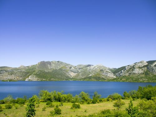 Ežeras, Kraštovaizdis, Kalnai