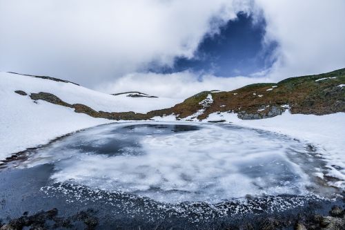 Ežeras,  Ledas,  Sušaldyta,  Šaltas,  Žiema,  Kalnas,  Dangus,  Debesys,  Sniegas,  Mėlynas,  Balta,  Alpes,  Gamta,  Lauke,  Žygiai,  Piko,  Kraštovaizdis,  Uolos,  Veikla,  Pasivaikščiojimas,  Aukštis,  Laisvė,  Nuotykis,  Kelionė,  Aukštas,  Vasara,  Vanduo