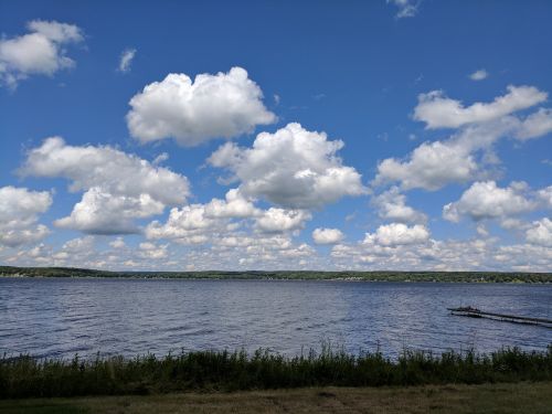 Ežeras Chautauqua, Purvini Debesys, Mėlynas Dangus Virš Vandens