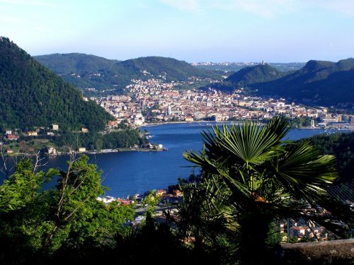 Ežero Como, Italy, Miestas, Miestai, Pastatai, Architektūra, Ežeras, Vanduo, Apmąstymai, Laivai, Valtys, Miškas, Medžiai, Kalnai, Paskirties Vietos, Dangus, Debesys, Gražus