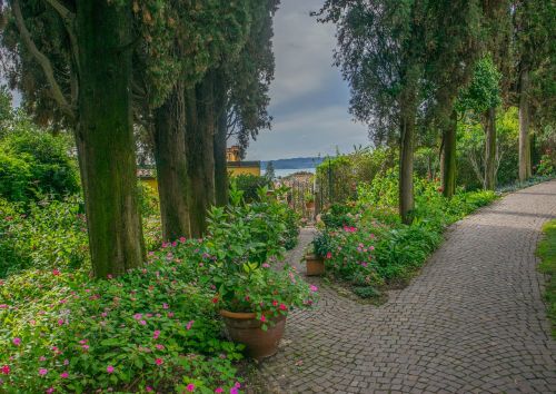 Ežero Garda, Sirmione, Italy, Kelionė, Turizmas, Europa, Kelionės Tikslas, Atostogos, Vaizdas, Takas, Pėsčiųjų Takas, Dangus, Debesys, Gėlės, Gamta, Kraštovaizdis, Saulėtas, Vaizdingas, Lauke, Vasara, Saulėta Diena, Lauko Apšvietimas