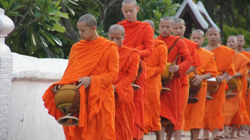 Laosas, Luang Prabang, Almija, Vienuoliai