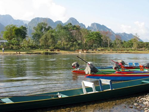 Laosas, Vang Vieng, Upė, Xong, Kalnai, Vanduo, Gamta, Kraštovaizdis, Žvejybos Laivai, Valtys, Karvės, Galvijai, Spalvinga, Idiliškas
