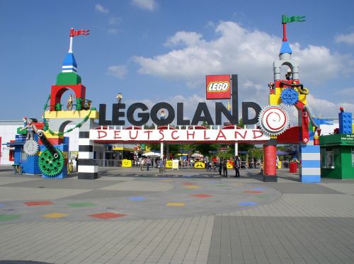 Legolandas, Lego, Günzburg, Teminis Parkas, Turizmas, Įvestis, Malonumas, Vokietija, Linksma, Tikslas, Logotipas, Žaisti Šalyje, Laisvalaikis, Daugiau, Kelionės Tikslas, Dangus, Mėlynas, Džiaugsmas