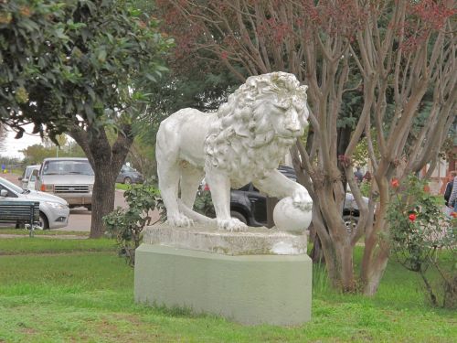 Leonas, Statula, Skulptūra