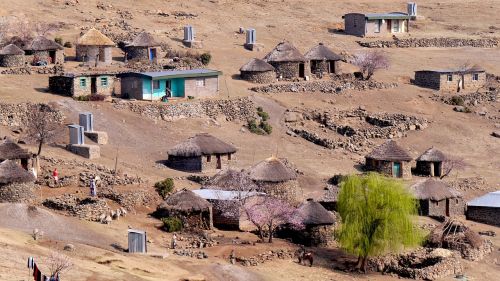 Lesotho, Bergdorf, Rondavels, Karg